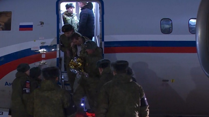 Минобороны России показало кадры возвращения 60 военных из украинского плена