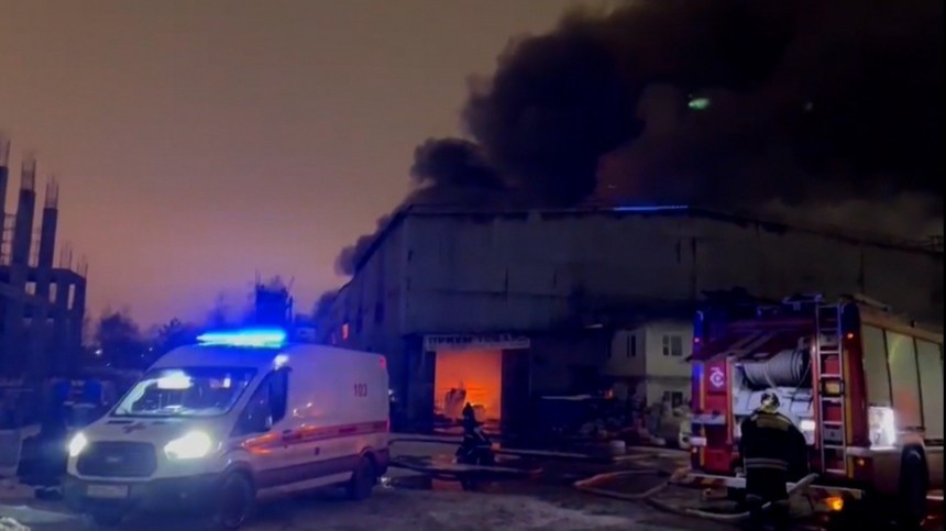Крыша большого склада обрушилась в Москве в результате пожара