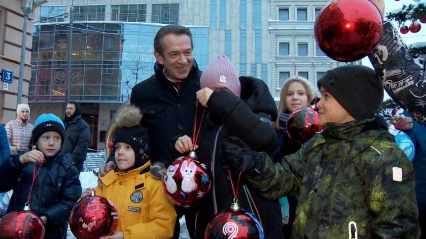 Владимир Машков вместе с детьми открыл „транспортную“ елку возле „Табакерки“