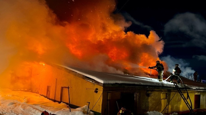 Подразделения МЧС борются с мощным пожаром на базе снабжения «Фактор» в Мурманск