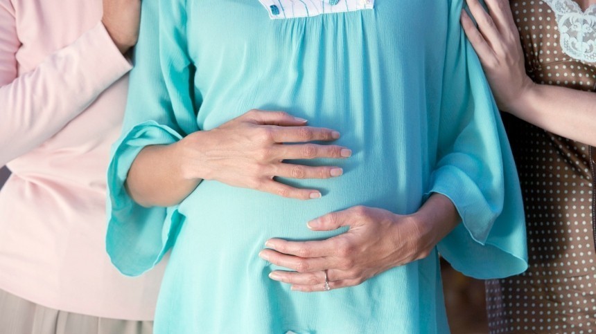 «Главное — подготовка»: гинеколог развеяла мифы об ужасах беременности после 40