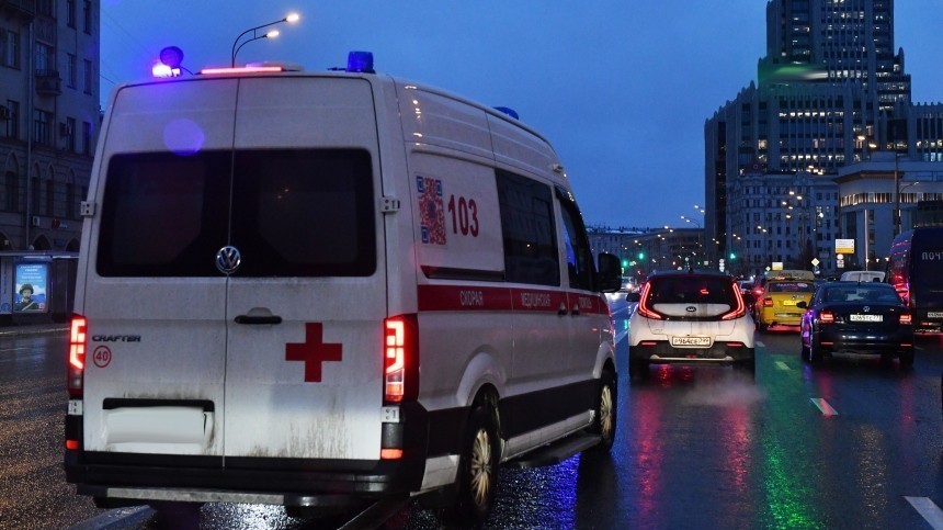 Огромная сосулька чуть не убила генерала МЧС в Москве