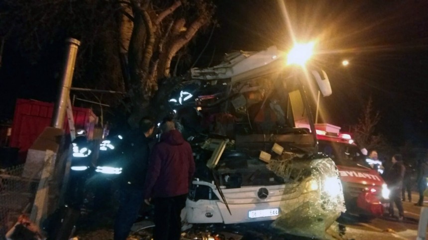 Пятеро человек погибли и более 20 пострадали в ДТП с автобусом в Турции