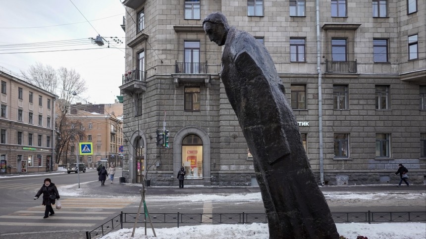 Памятник Александру Блоку в Петербурге стал камнем преткновения для горожан