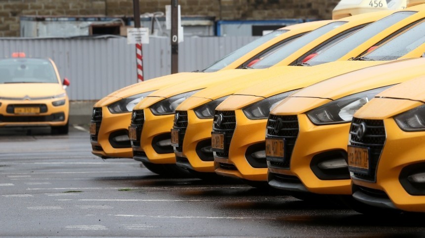 Из-за закрытия фирм-перевозчиков в России могут вырасти цены на такси