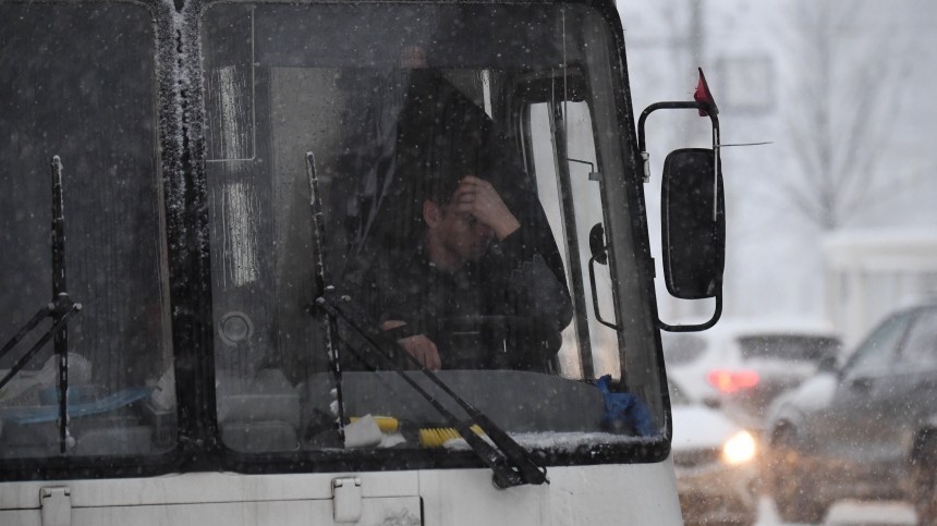 Водитель автобуса зажал дверьми, а затем насмерть задавил женщину в Красноярске