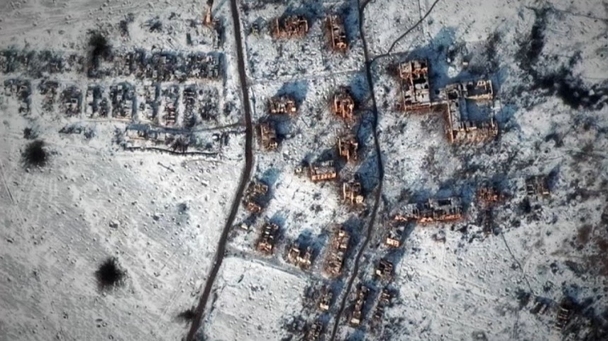 Тысячи воронок от снарядов на снегу: как выглядит Соледар из космоса