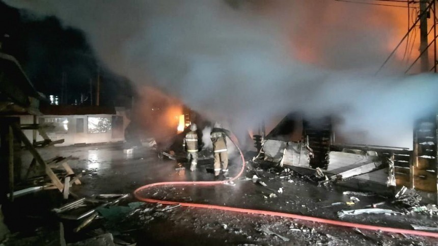 В Самарской области загорелся рынок на площади 1,5 тысячи квадратных метров