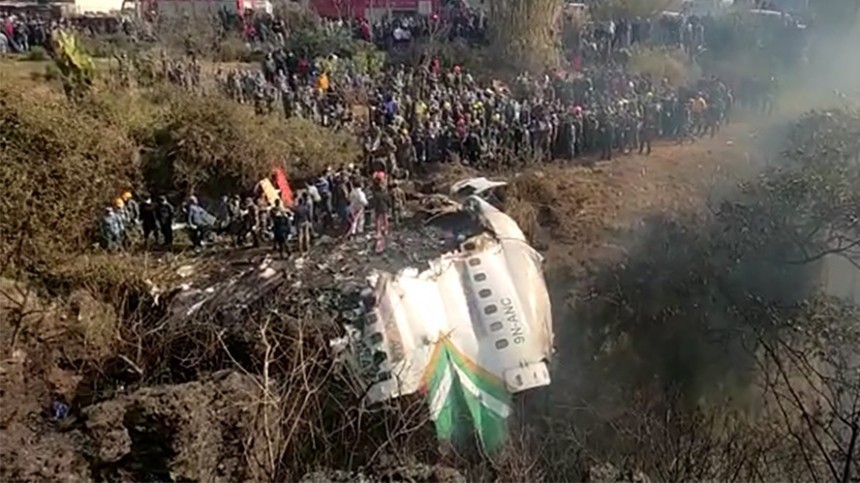 На месте крушения пассажирского самолета в Непале обнаружили выживших