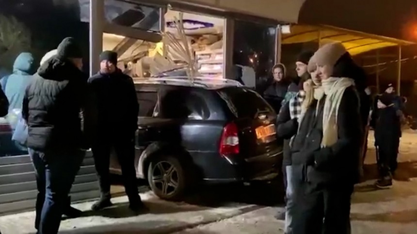 В Рязани автомобиль въехал в продуктовый павильон