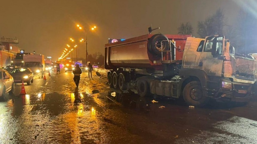 Водитель погиб на месте: кадры страшного массового ДТП на МКАД