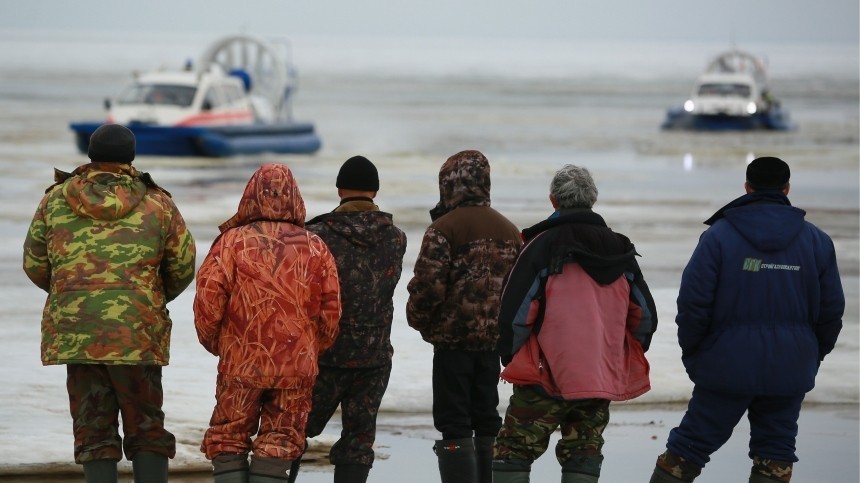 Рыбаков на отколовшейся льдине в Онежском озере спасали вертолетом