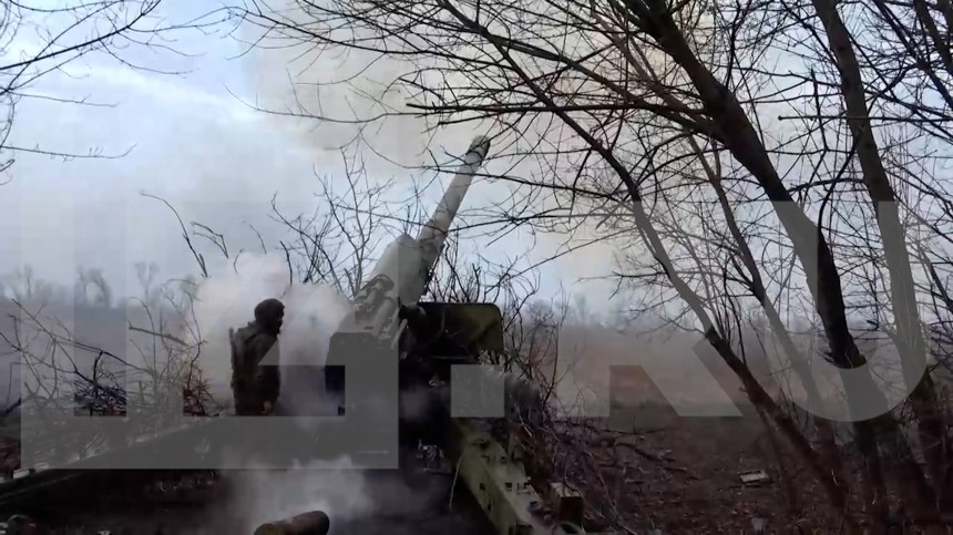Приходится глушить: как расчеты гаубиц Д-20 в Марьинке наносят мощные удары по пехоте ВСУ