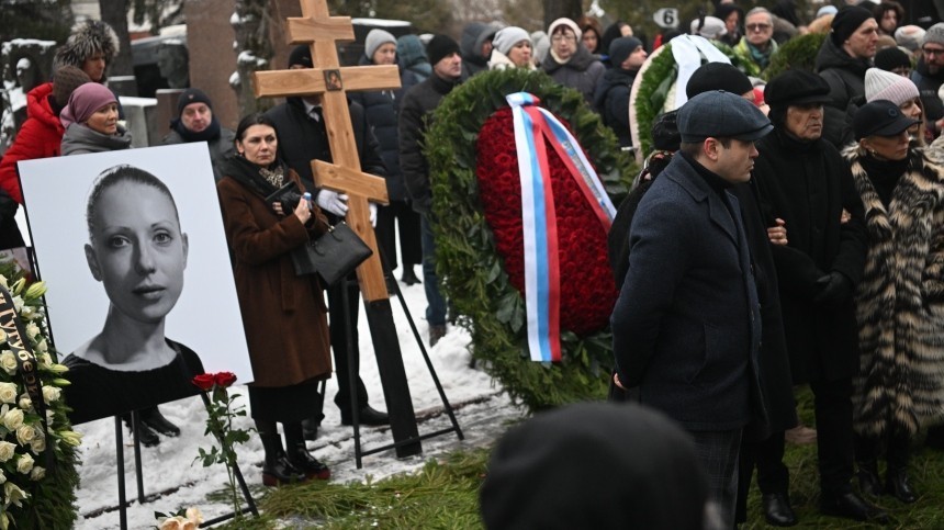 Странный предмет нашли на могиле Чуриковой после похорон