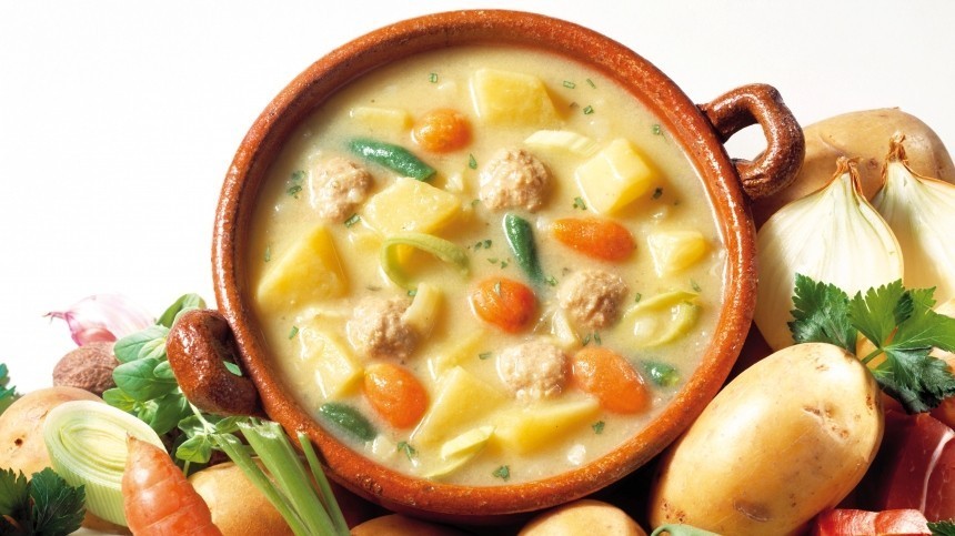 Просто, быстро и вкусно: рецепт овощного супа с фрикадельками от шеф-повара