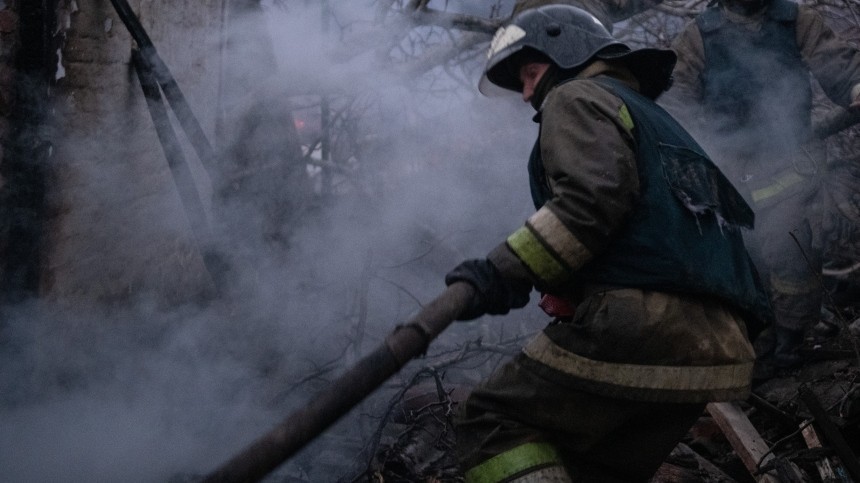Мощный пожар вспыхнул в частном доме в Сочи