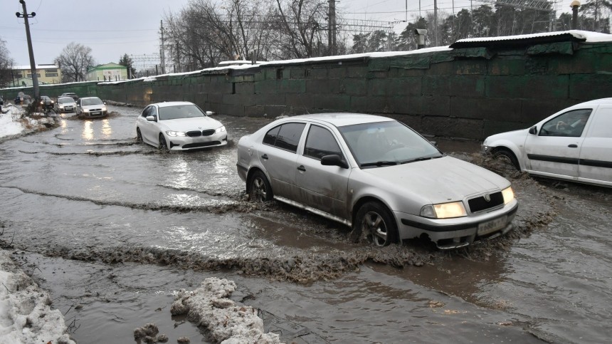 В Петербурге из-за ошибки рабочих затопило проспект