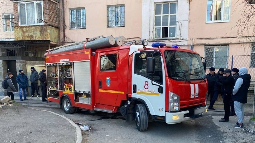 Сразу в десяти квартирах: в Махачкале в жилом доме вспыхнули плиты
