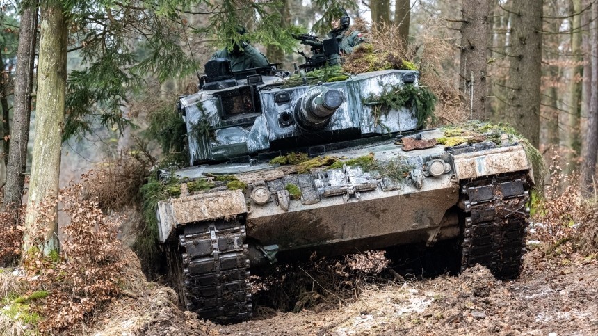 Банкет за свой счет: США и Германия подарили Зеленскому танки на день рождения