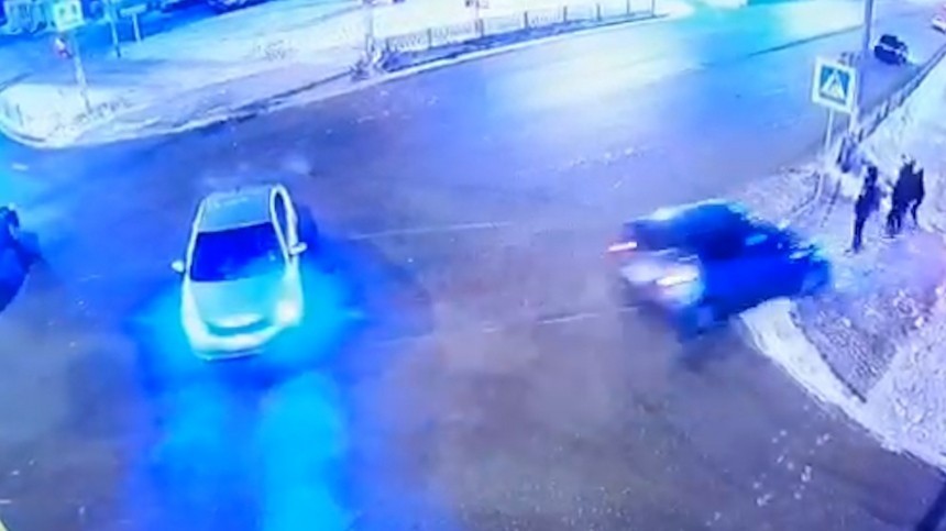 Иномарка влетела в толпу пешеходов в Екатеринбурге  видео