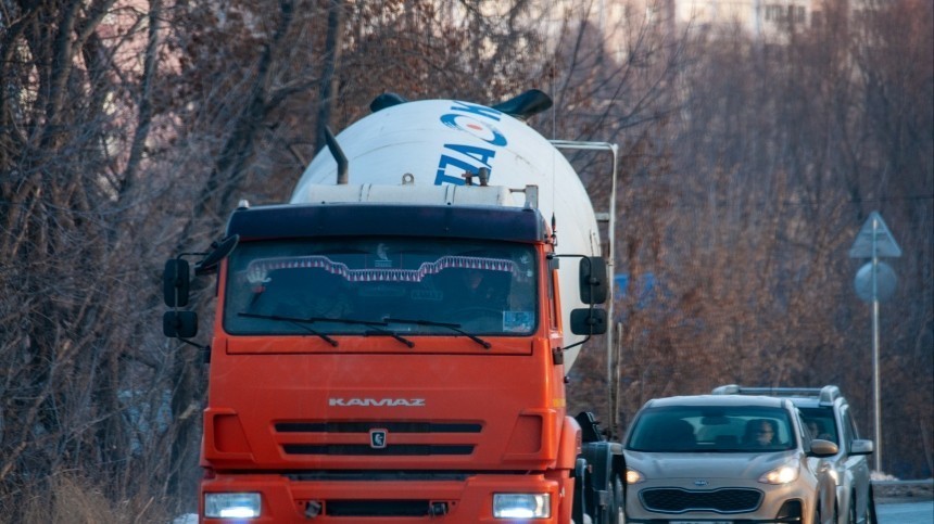 Легковушка и автобус протаранили бетономешалку в Екатеринбурге  видео