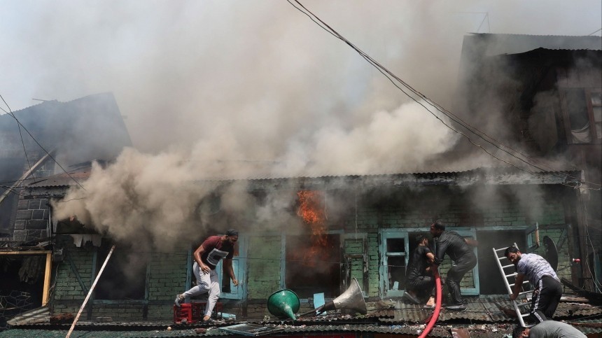 Не менее 14 человек погибли при мощном пожаре в жилом доме на востоке Индии