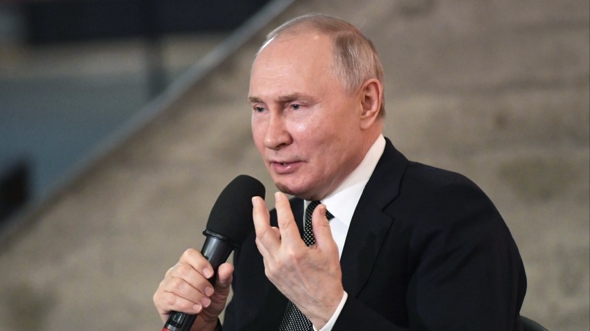 Бронетехникой дело не закончится: Путин высказался о поставках оружия Украине