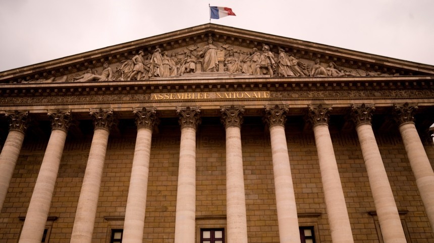 В парламенте Франции потребовали провести дебаты по поставкам оружия Украине