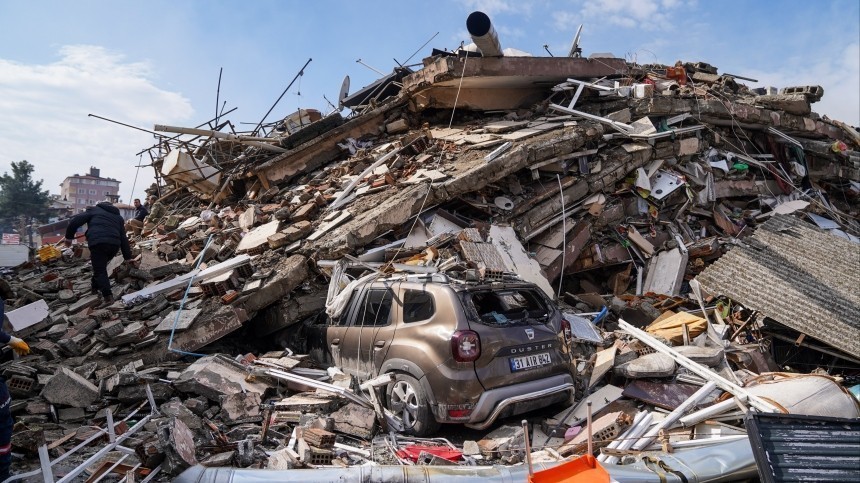 Спасатели МЧС РФ прибыли в турецкий Хатай для извлечения из-под завалов семьи россиян
