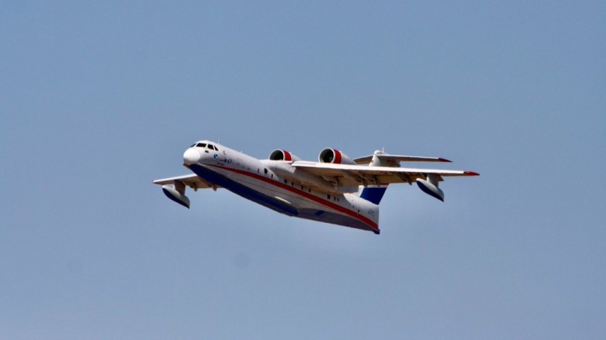Российский самолет-амфибия Бе-200 потушил горевший трое суток склад в Турции