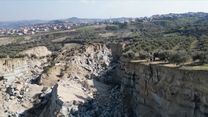 Гигантская трещина разорвала оливковую рощу в турецкой деревне — видео