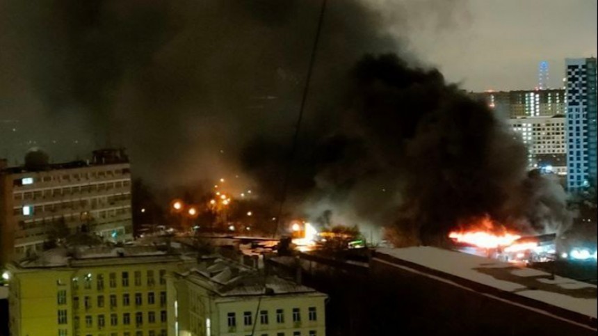 Сильный пожар на севере Москвы привел к взрывам контейнеров с топливом — видео