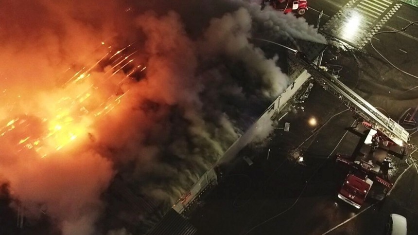 В Коломне полыхает пожар на заброшенном заводе — видео