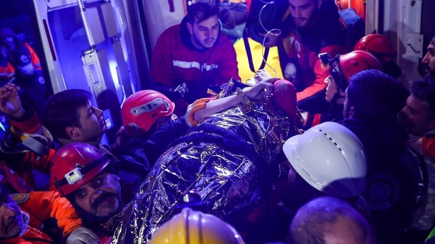 Спустя 227 часов: в Турции извлекли из-под завалов 74-летнюю пенсионерку