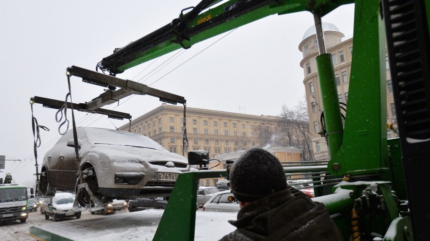 В Петербурге разгорается скандал из-за парковок: с окраин массово эвакуируют машины