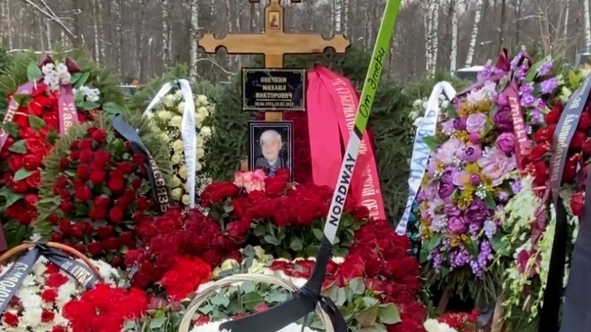 Свечи и хоккейная клюшка: как выглядит могила отца Овечкина сразу после похорон
