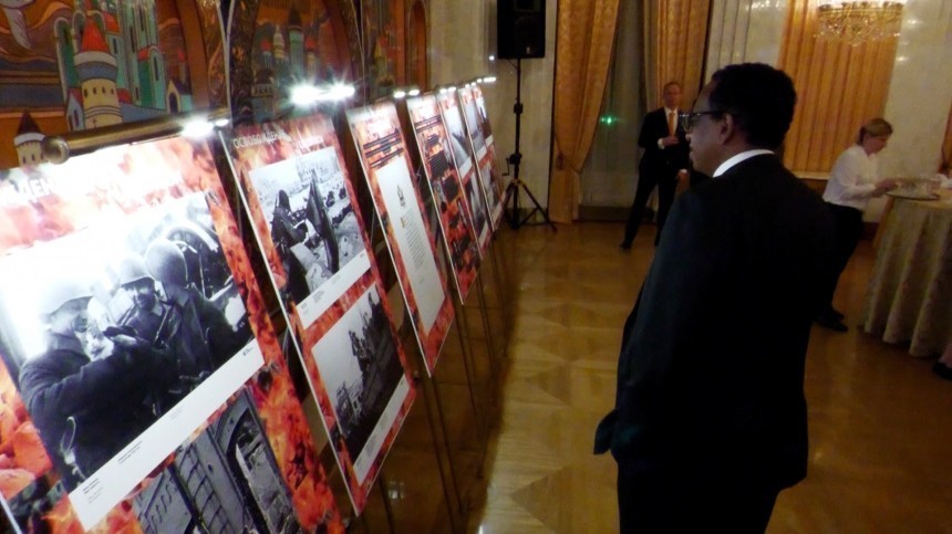 Фотовыставка “Освобождение. Сталинград” заработала в посольстве РФ в Вашингтоне