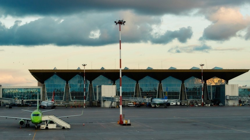 Воздушное пространство над аэропортом Пулково временно закрыли