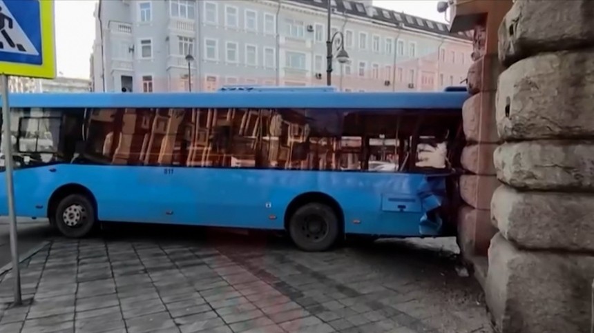 Во Владивостоке автобус протаранил здание суда