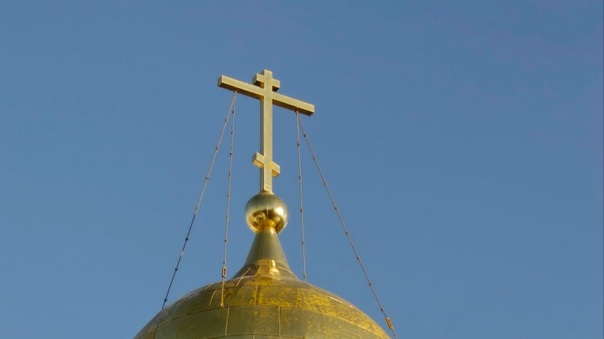 Перекрестился и принялся за дело: мужчина похитил крест и «Евангелие» из храма в Петербурге