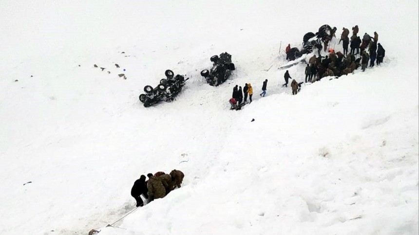 Два человека погибли при сходе лавины в Турции