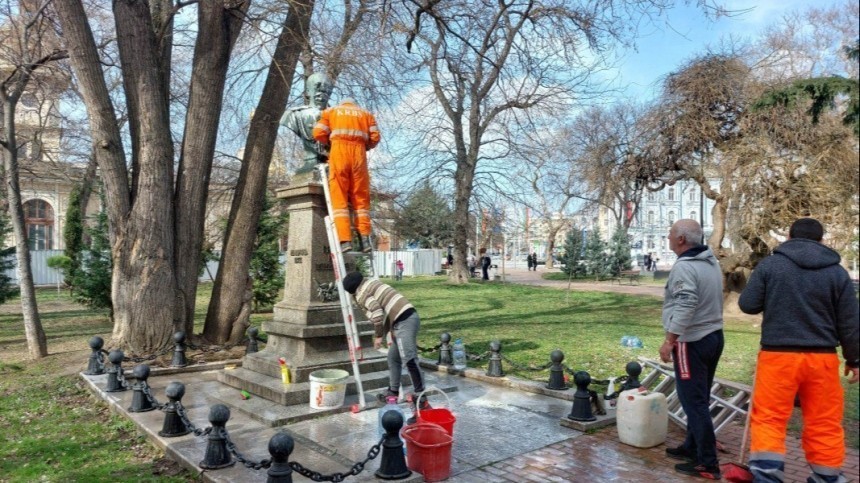 Вандалы осквернили памятник графу Игнатьеву в болгарской Варне