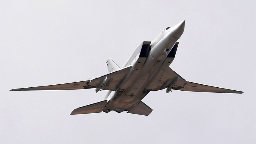 Военный самолет Ту-22 сел в Пулково на дозаправку