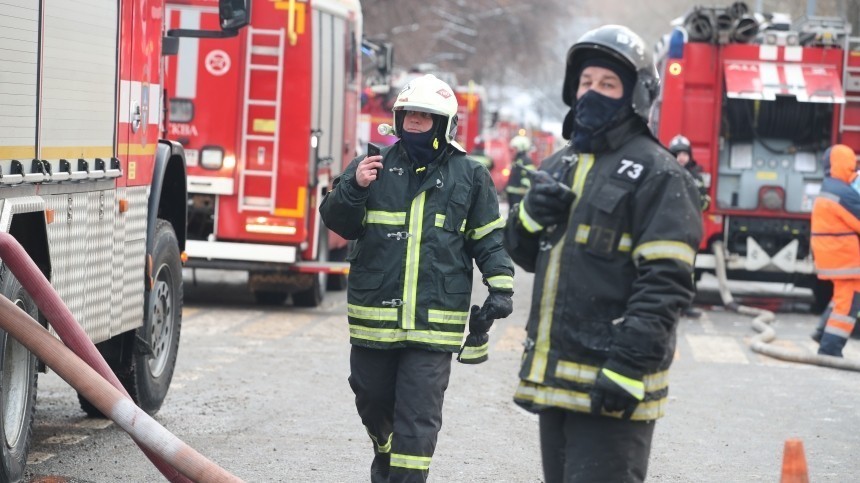 Спасатели МЧС вызволили жильцов дома на юго-востоке Москвы из огненной ловушки