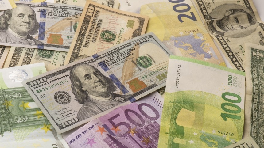 Центробанк продлил ограничение на снятие иностранной валюты