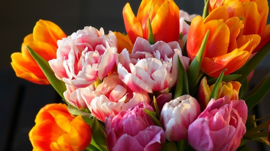 В погоне за цветами к 8 Марта мужчины заполонили Рижский рынок в Москве