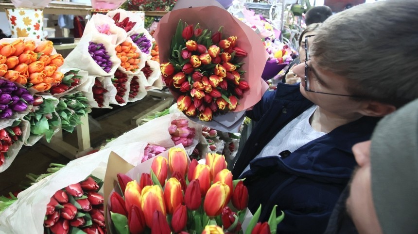Букетный переполох: россияне штурмуют цветочные магазины накануне 8 Марта