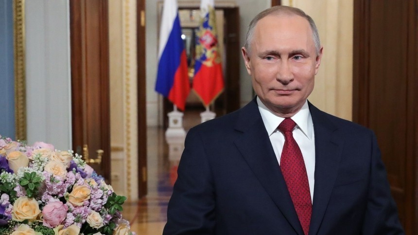 Путин поздравил россиянок с Международным женским днем