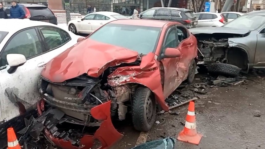 Лихач на Volvo протаранил четыре машины на парковке у торгового центра в Москве
