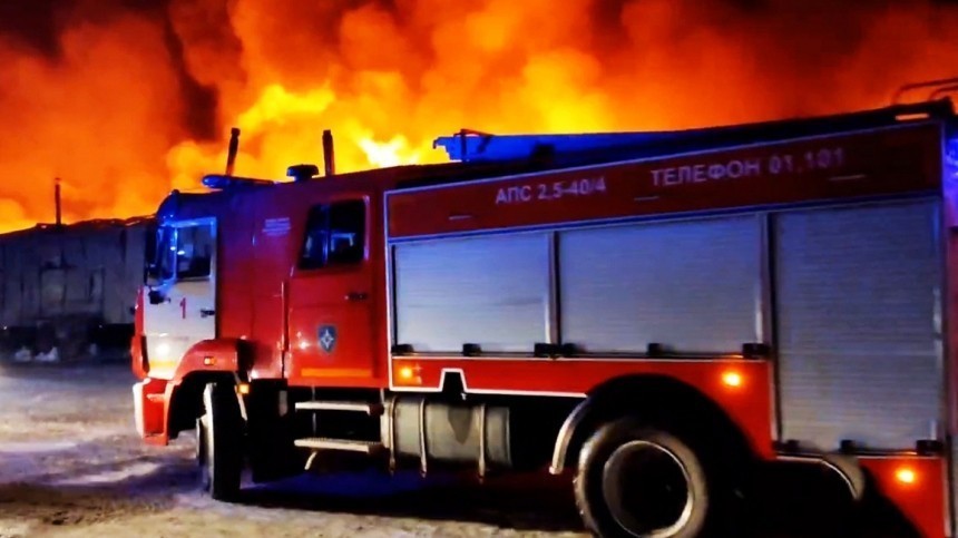 Крупный пожар произошел в автосервисе в Красноярске